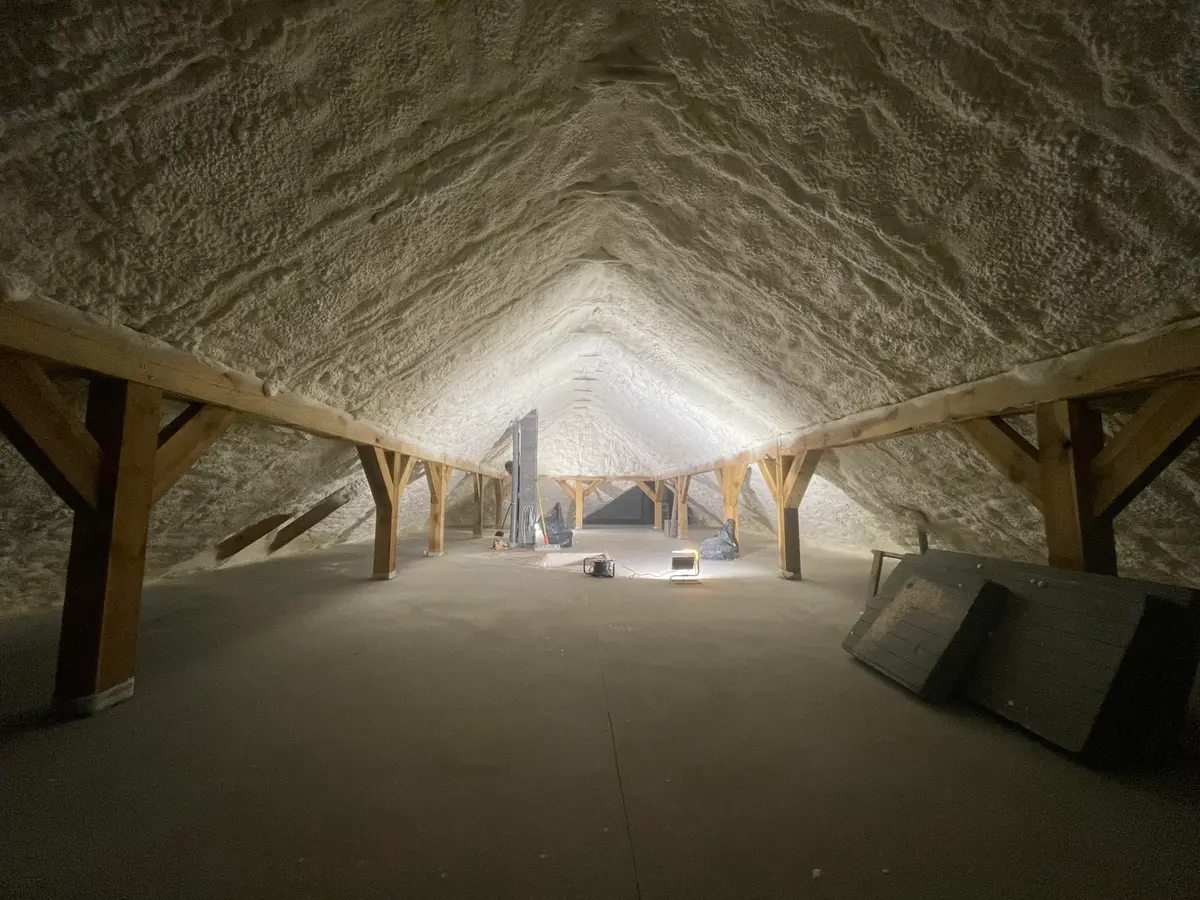 Izolacja natryskowa dachu 350 m² – Wiązowna